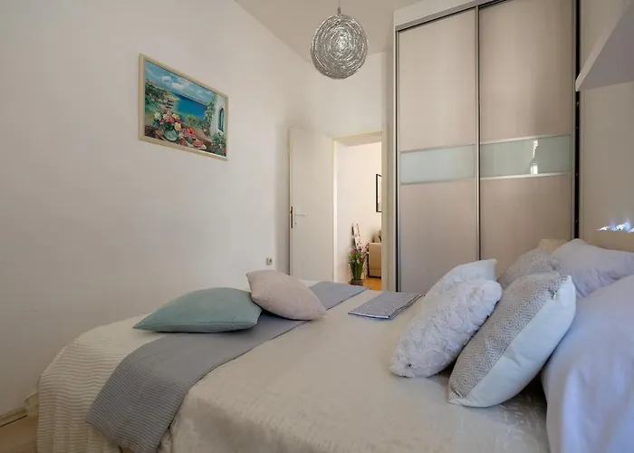 Next To Amphitheatre Apartman