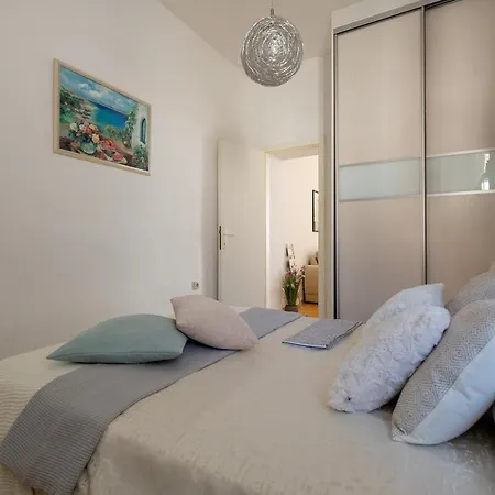 Next To Amphitheatre アパート