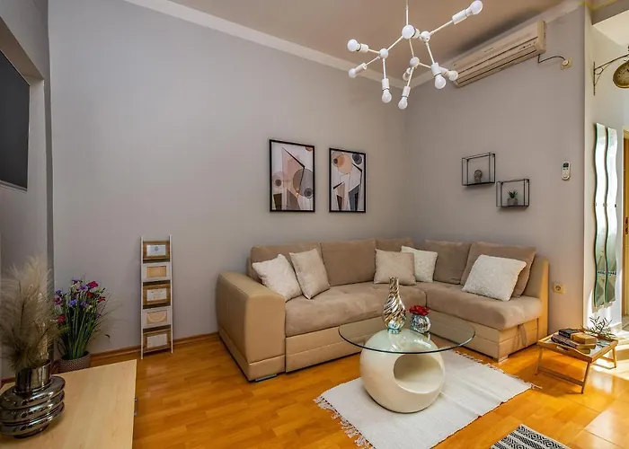 Next To Amphitheatre Daire *