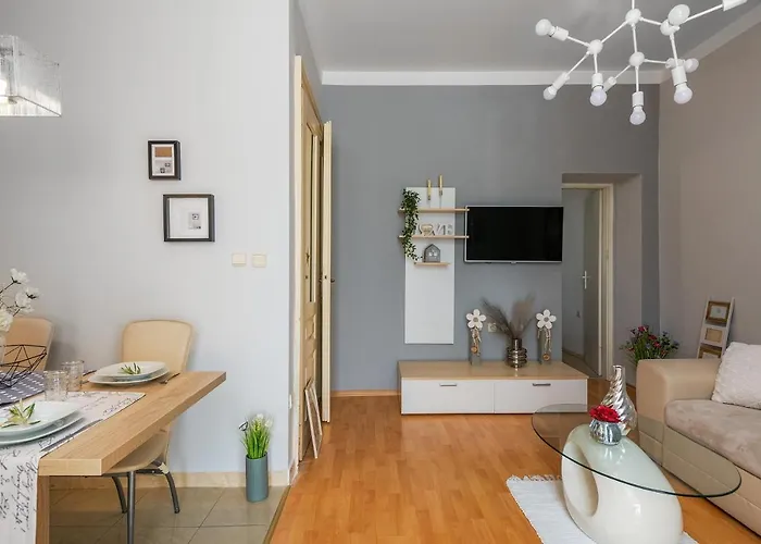 Next To Amphitheatre * プーラ