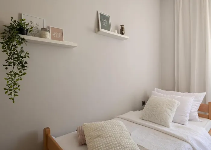 Next To Amphitheatre プーラ