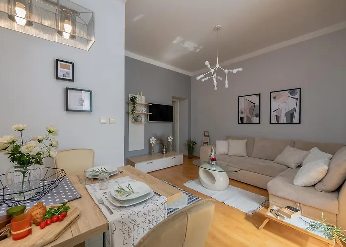 Next To Amphitheatre * プーラ