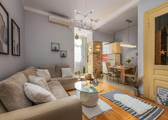 Next To Amphitheatre プーラ